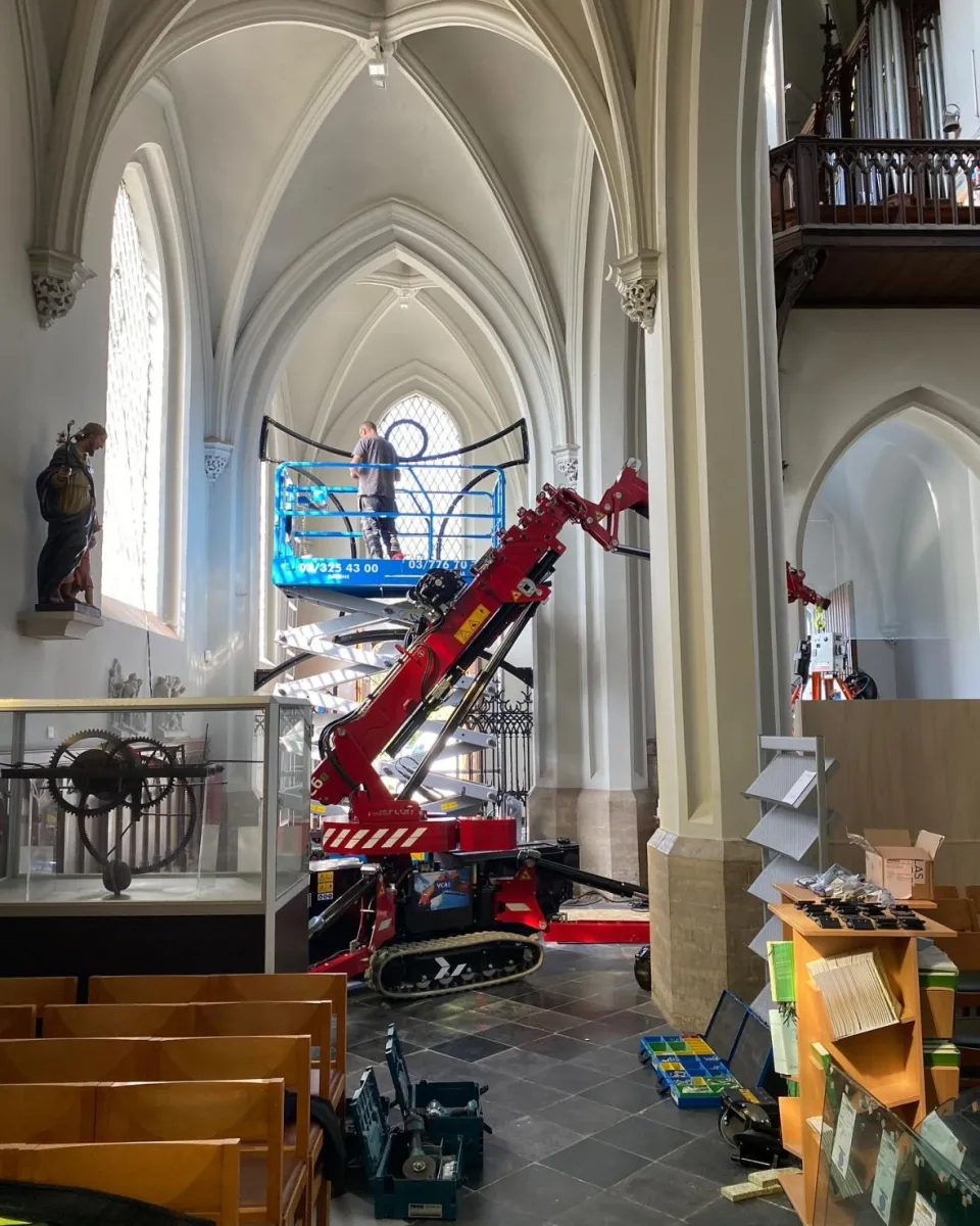 Plaatsen glas in een kerk in ranst
