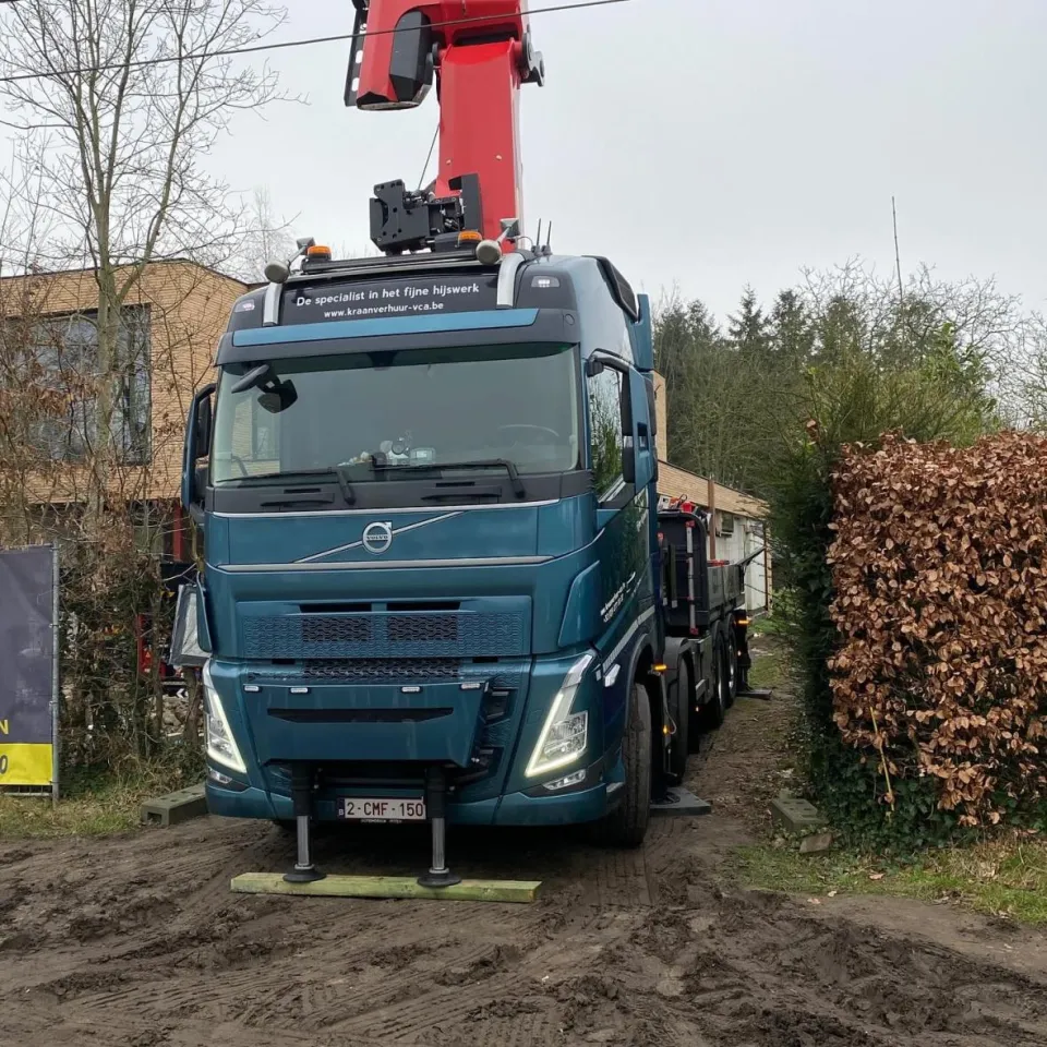 Onze autolaadkraan aan het werk