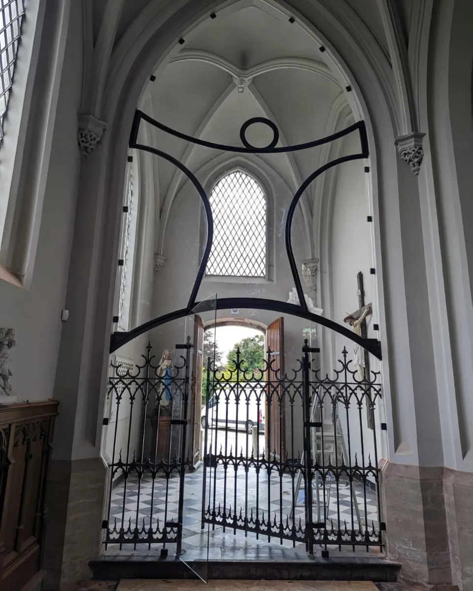 Plaatsen glas in een kerk in ranst