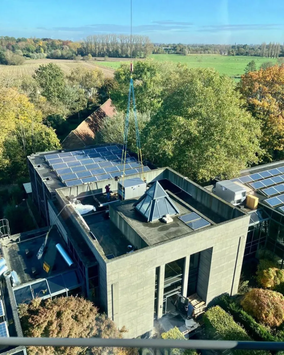 Installatie van hvac in drongen met onze mobiele torenkraan