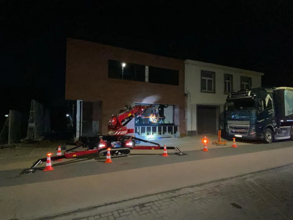 Emissievrije glasplaatsing met minihijskraan