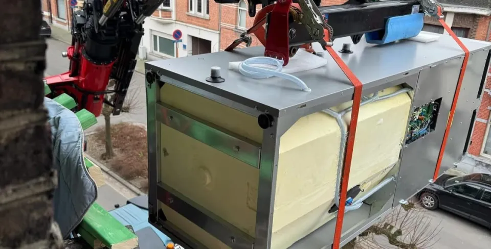 Pichler door een klein raam