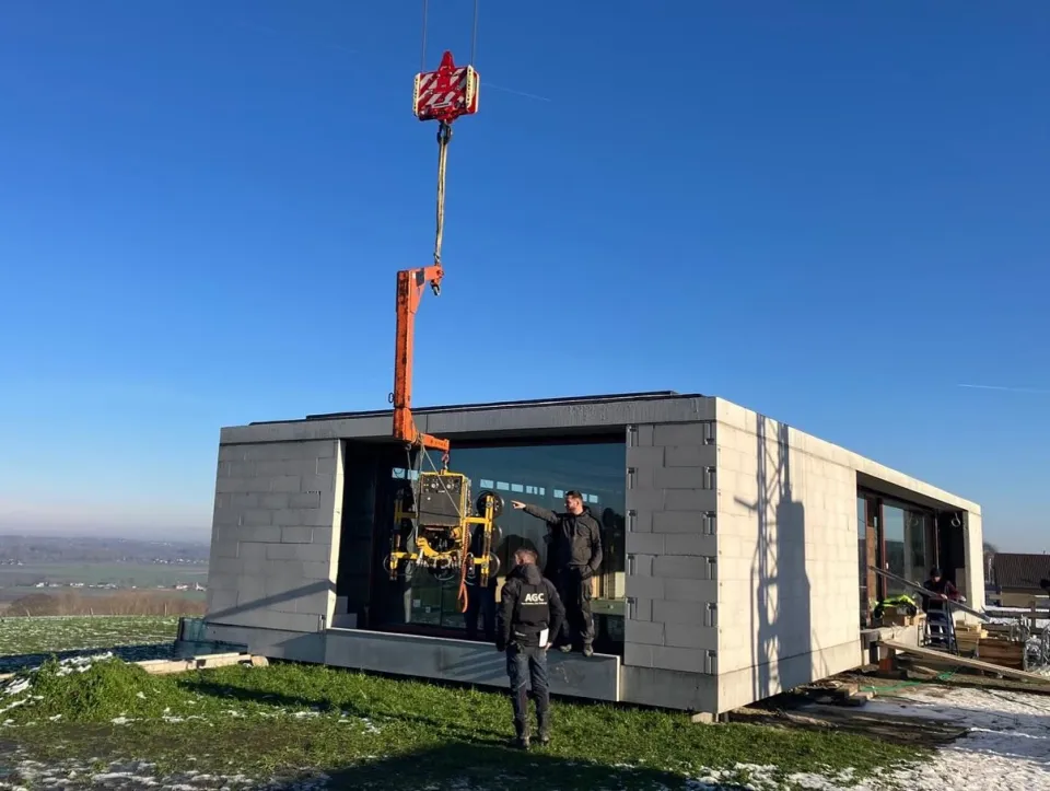Glas plaatsen in kluisbergen
