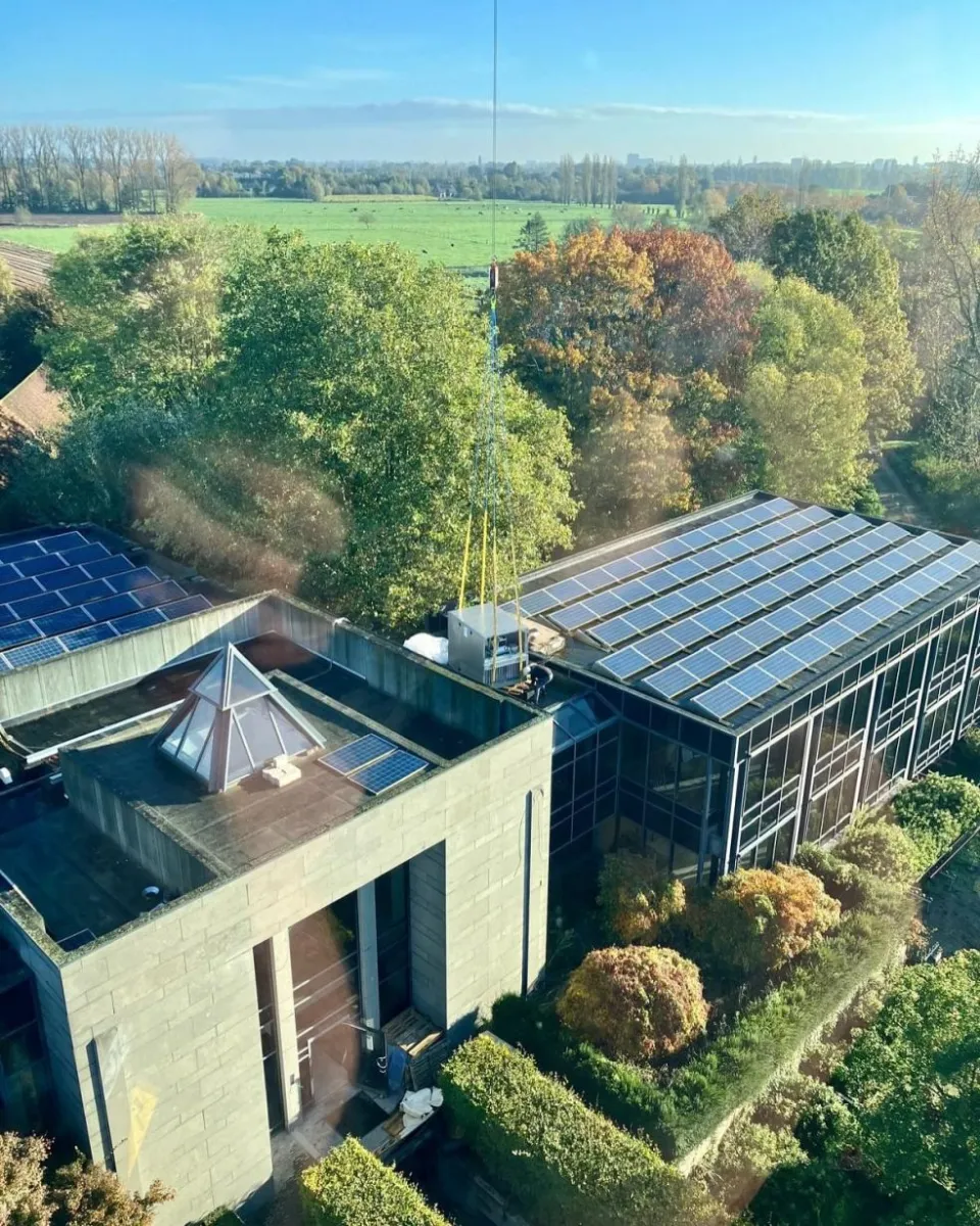 Installatie van hvac in drongen met onze mobiele torenkraan