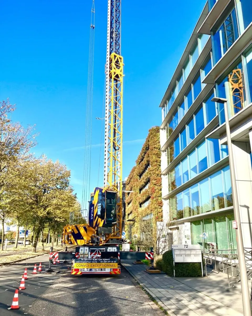 Vervangen van een ledwall in antwerpen met de mobiele torenkraan