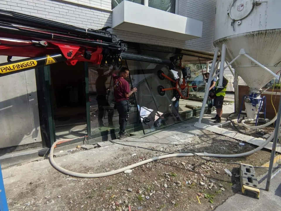 Raam onder luifel in sint niklaas