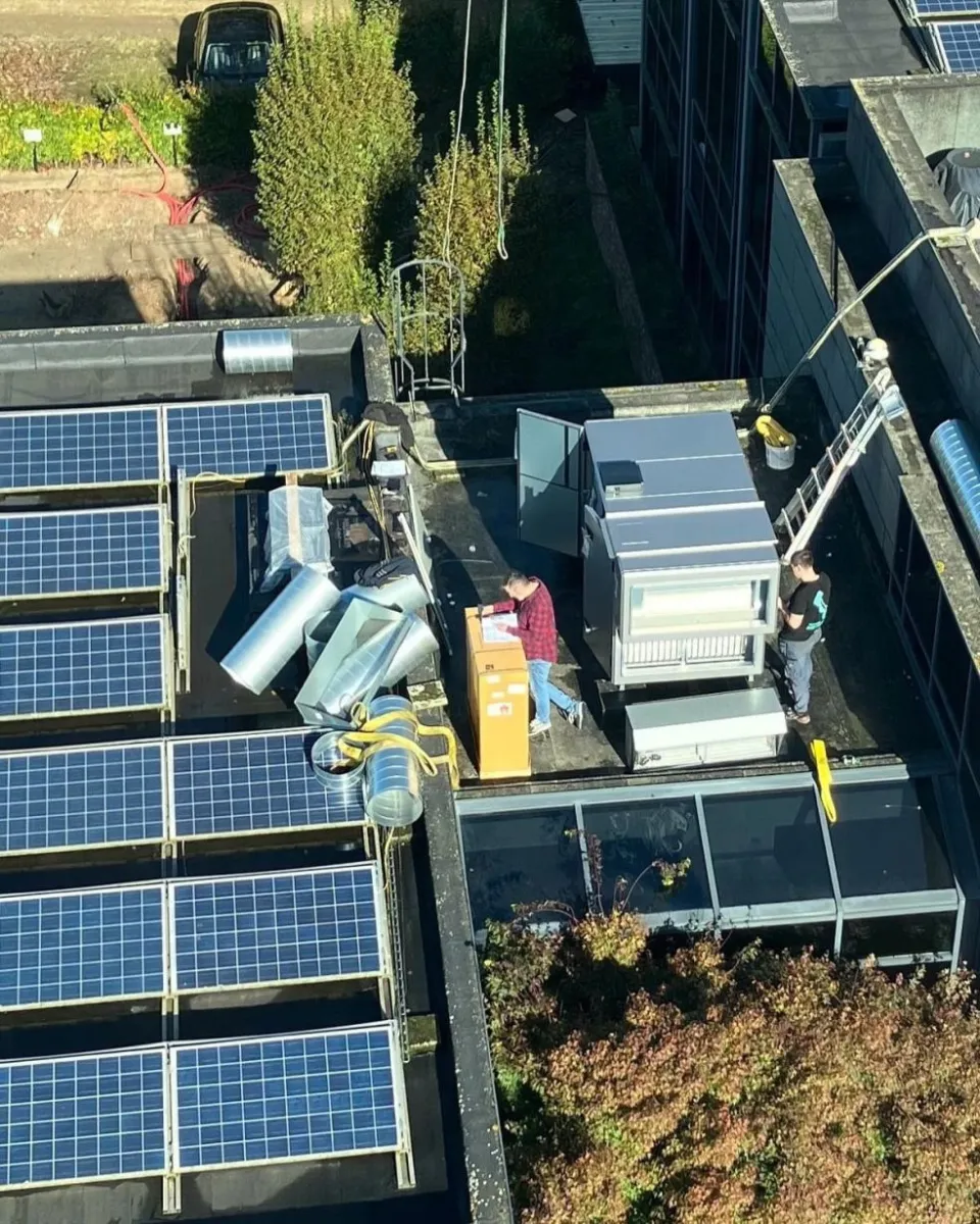 Installatie van hvac in drongen met onze mobiele torenkraan