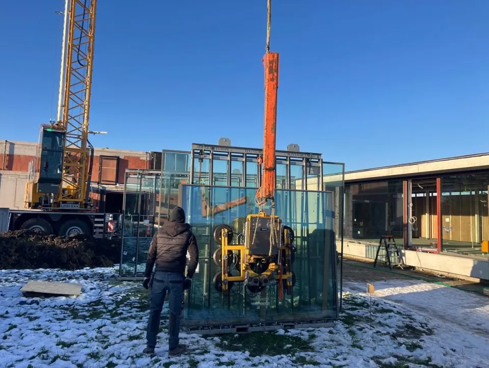 Onze autolaadkraan aan het werk