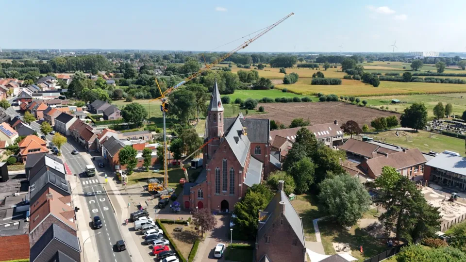 Restauratiehijswerk aan de kerk van Heiende