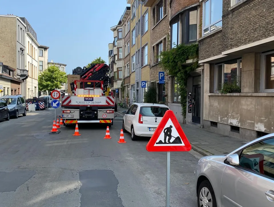 Werfsignalisatie van Kraanverhuur VCA in een stadsstraat