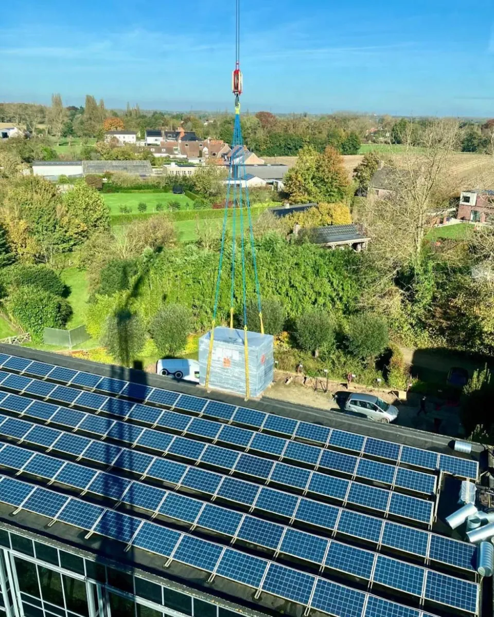 Installatie van HVAC in Drongen met onze mobiele torenkraan