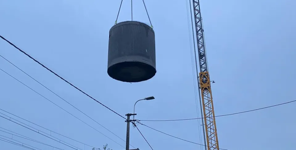 Septische put met mobiele torenkraan te wetteren