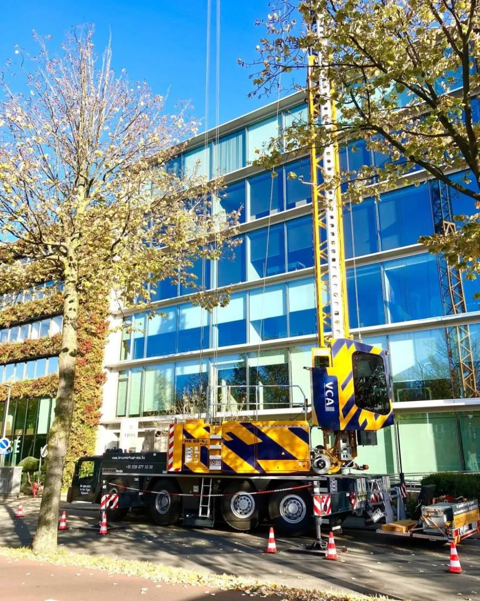 Vervangen van een ledwall in antwerpen met de mobiele torenkraan