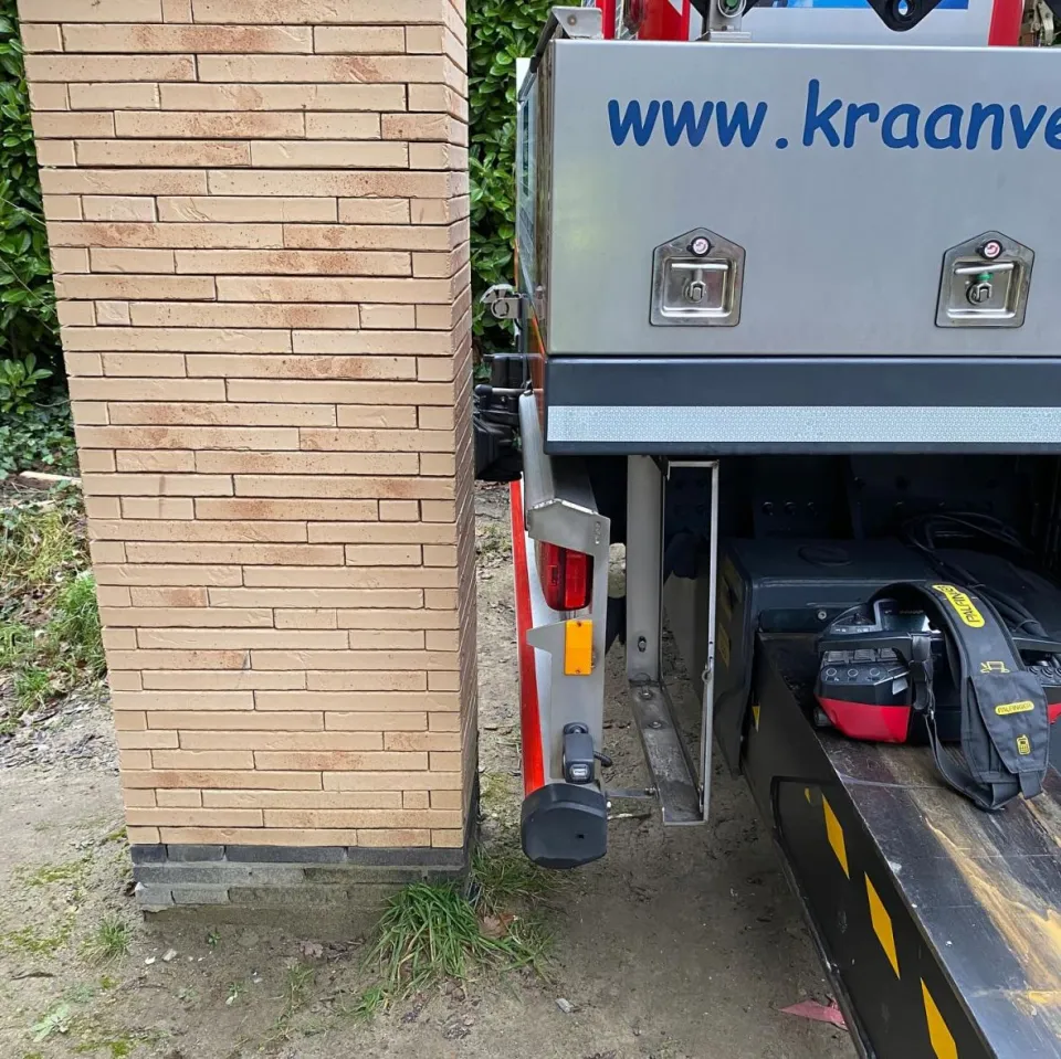 Onze autolaadkraan aan het werk