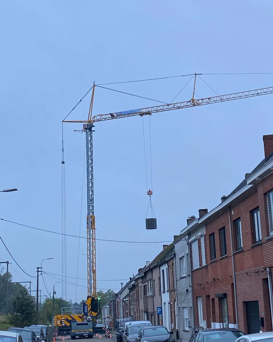 Septische put met mobiele torenkraan te wetteren