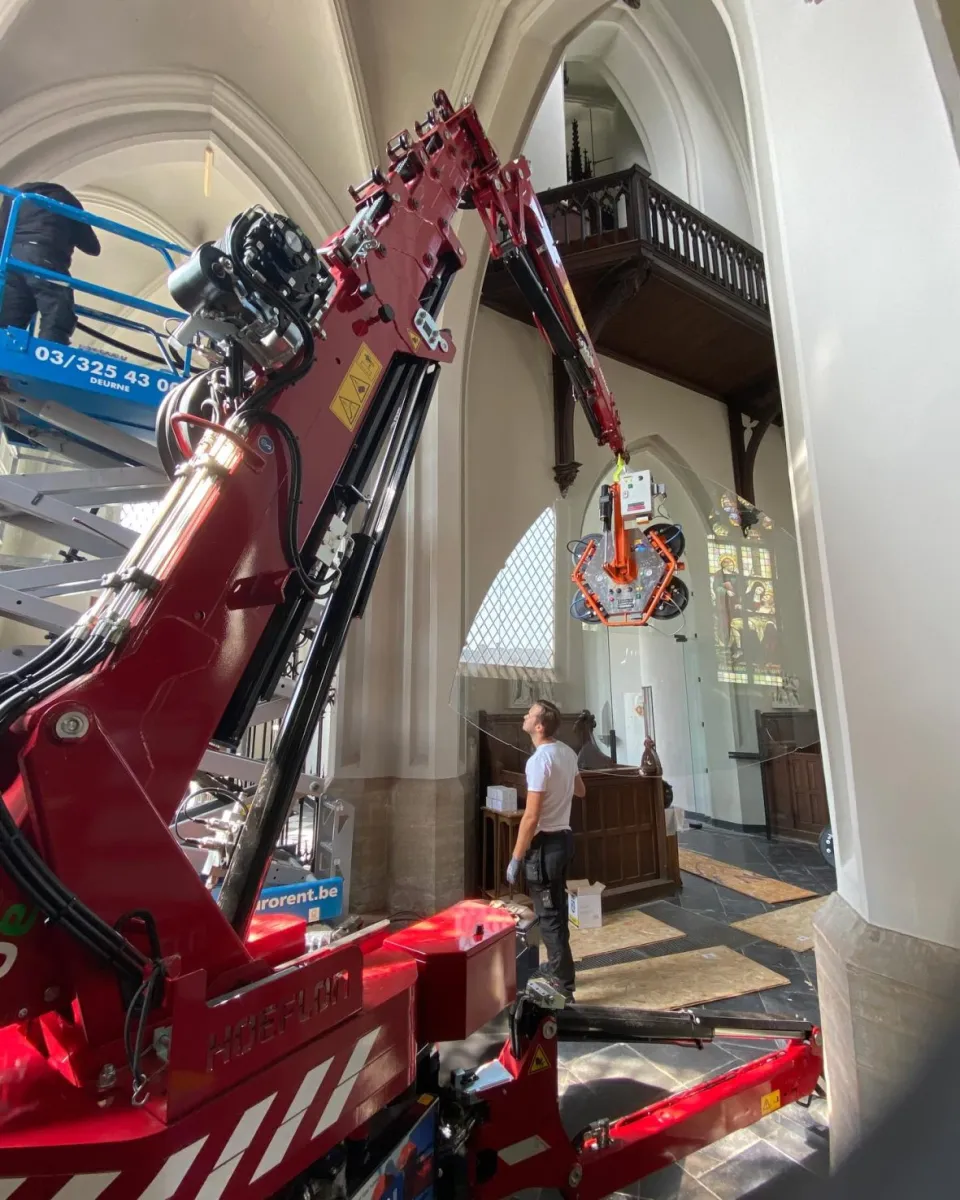 Plaatsen glas in een kerk in ranst